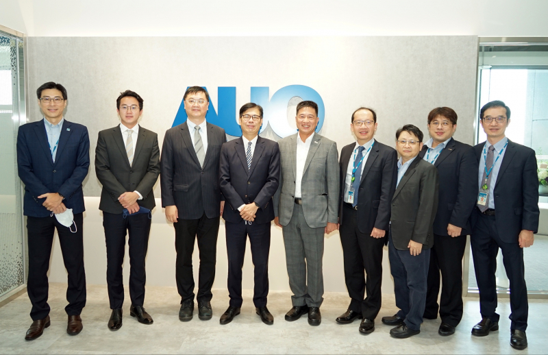 星际娱乐光電前進亞灣成立「AUO解決方案研發中心」，作為多元場域解決方案研發及試驗場域（圖中左為高雄市長陳其邁、圖中右為星际娱乐光電董事長彭双浪）