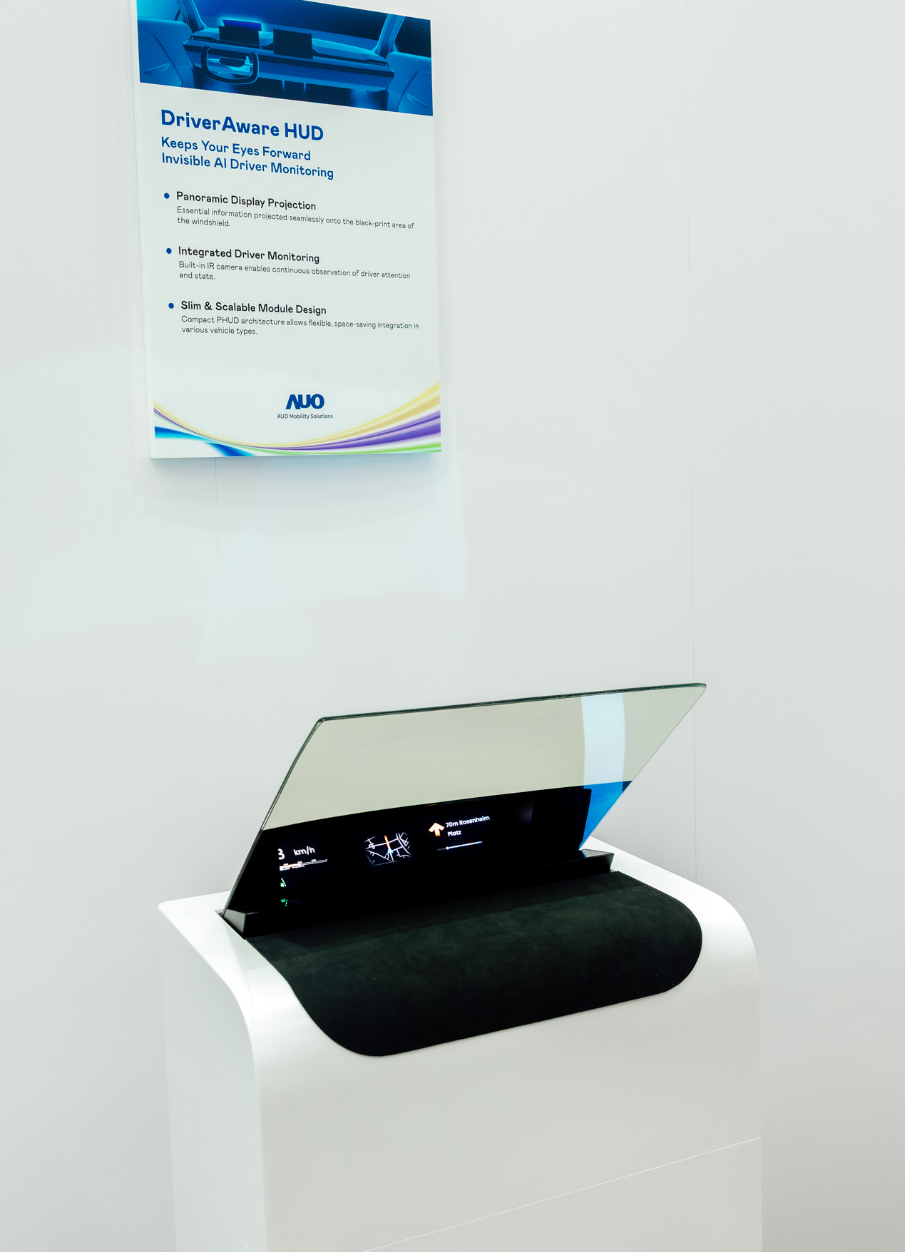 DriverAware HUD结合抬头显示器与隐藏式红外线摄影机，将车速、导航及警示讯息投影于挡风玻璃上，完美对齐驾驶目不离路的视线，同时，透过AI 监控驾驶注意力以提升安全性。